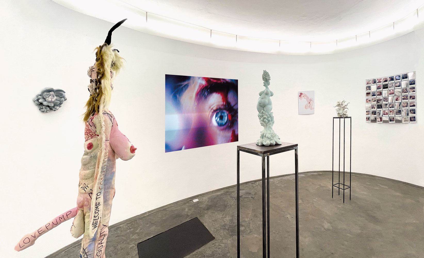 Ausstellungsansicht fotodiskurs 22 'NO shame' Foto © Christof Rehm, VG Bild-Kunst, Bonn 2025